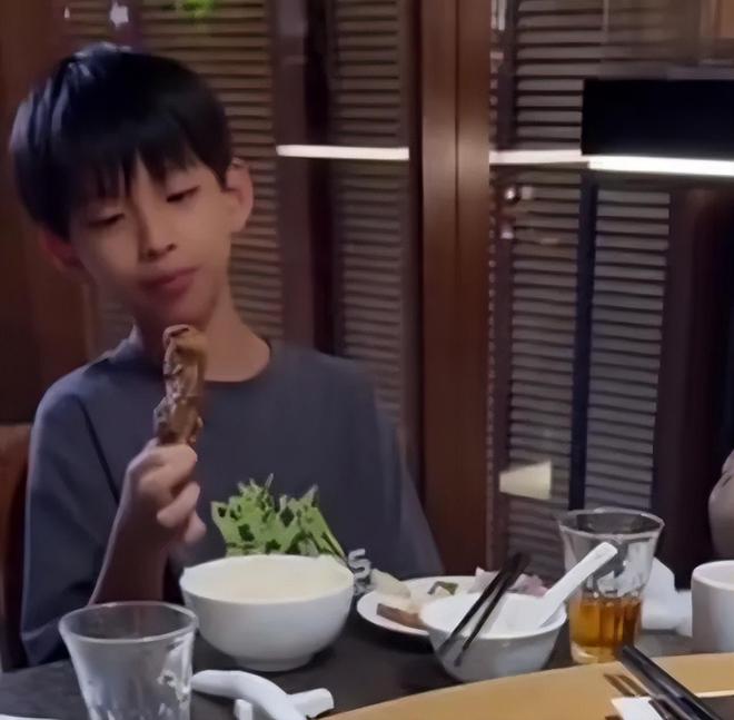 汪小菲罕见亲晒儿子正脸照，眉眼像极了大S，凸牙问题还没改善