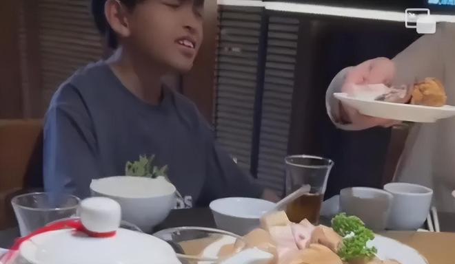 汪小菲罕见亲晒儿子正脸照，眉眼像极了大S，凸牙问题还没改善