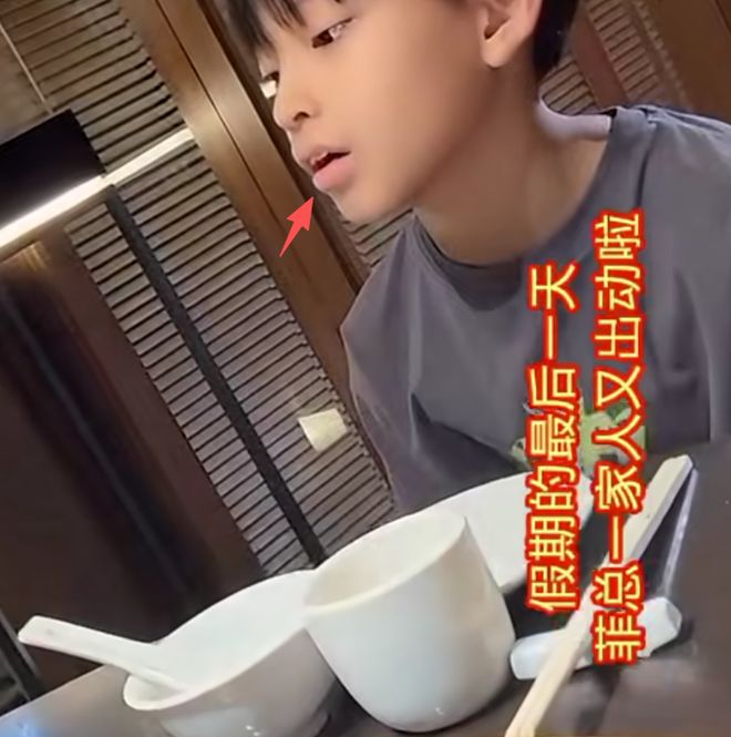 汪小菲罕见亲晒儿子正脸照，眉眼像极了大S，凸牙问题还没改善