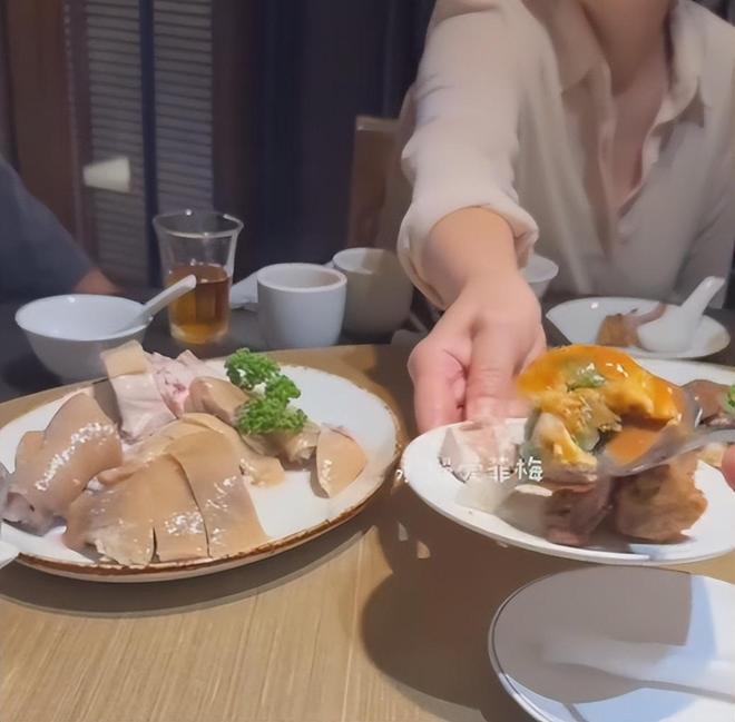 汪小菲罕见亲晒儿子正脸照，眉眼像极了大S，凸牙问题还没改善