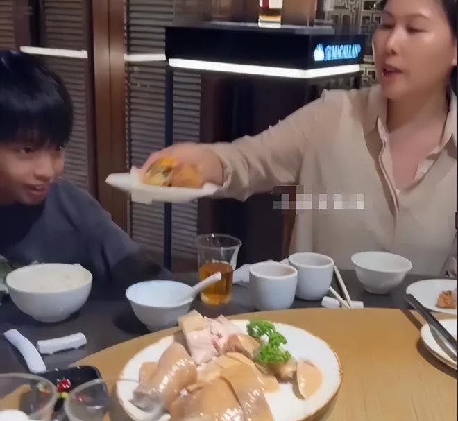 汪小菲罕见亲晒儿子正脸照，眉眼像极了大S，凸牙问题还没改善