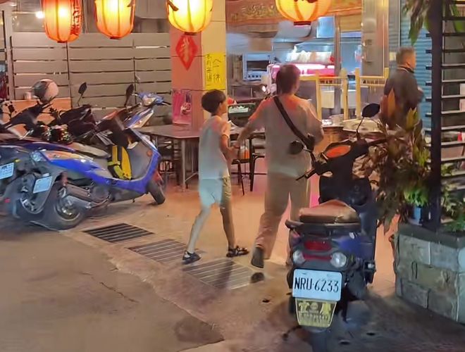 汪小菲罕见亲晒儿子正脸照，眉眼像极了大S，凸牙问题还没改善