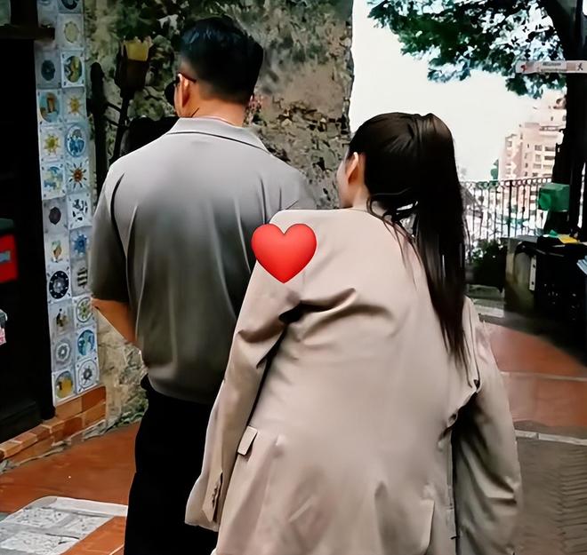 汪小菲罕见亲晒儿子正脸照，眉眼像极了大S，凸牙问题还没改善