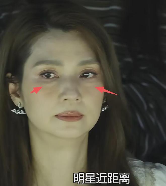 54岁洪欣怼脸状态绝了！与30岁女星同框颜值不输，气质更胜一筹