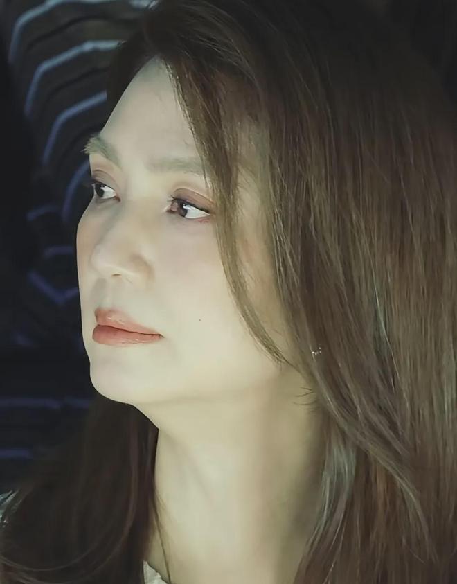 54岁洪欣怼脸状态绝了！与30岁女星同框颜值不输，气质更胜一筹