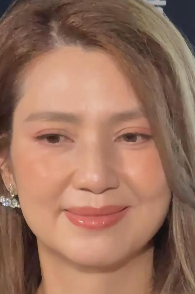 54岁洪欣怼脸状态绝了！与30岁女星同框颜值不输，气质更胜一筹