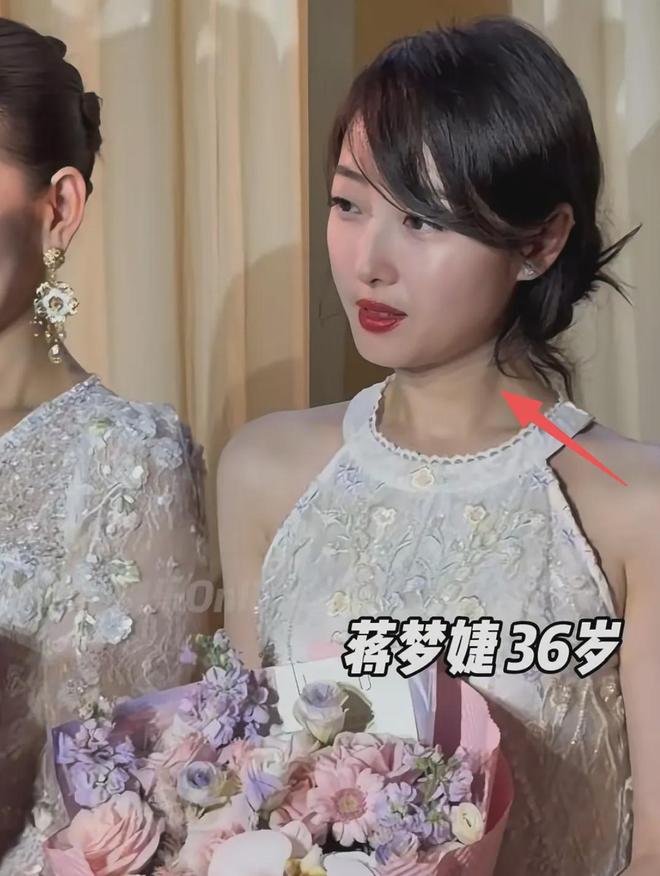 54岁洪欣怼脸状态绝了！与30岁女星同框颜值不输，气质更胜一筹