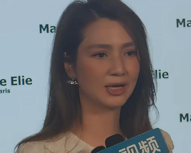54岁洪欣怼脸状态绝了！与30岁女星同框颜值不输，气质更胜一筹