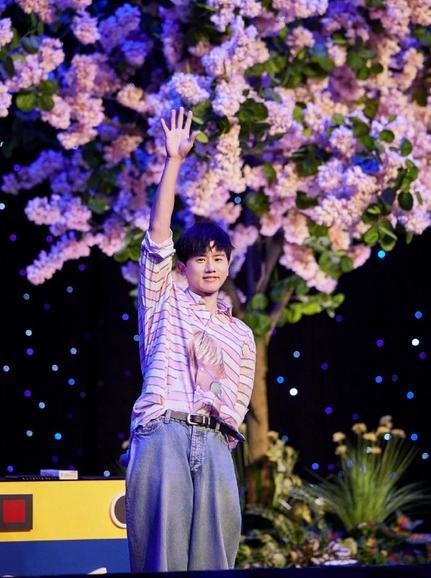 演唱会救场名场面？价值过亿的顶级音响罢工，张杰用手持喇叭清唱