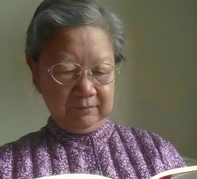 1984年，刘思齐会见古月时，指着毛主席亲笔信：古月，你看看抬头