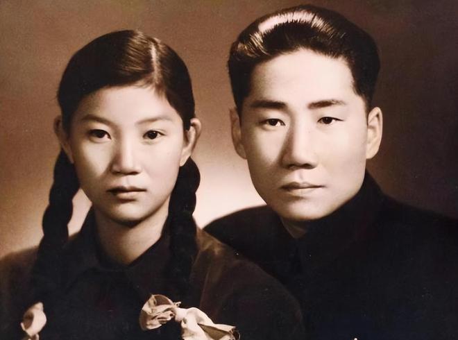 1984年，刘思齐会见古月时，指着毛主席亲笔信：古月，你看看抬头