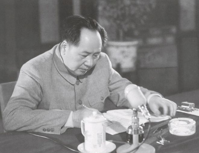 1984年，刘思齐会见古月时，指着毛主席亲笔信：古月，你看看抬头