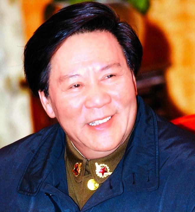 1984年，刘思齐会见古月时，指着毛主席亲笔信：古月，你看看抬头