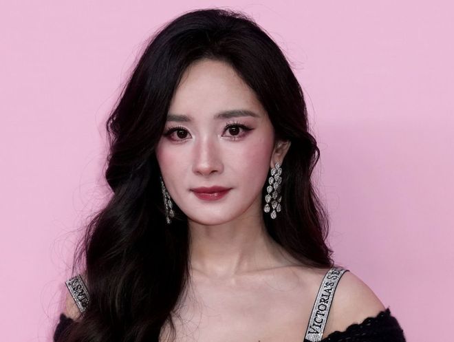 杨幂大秀生图好真实！初老痕迹明显，网友感叹别营销少女感审美了