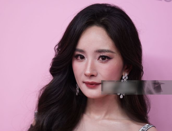 杨幂大秀生图好真实！初老痕迹明显，网友感叹别营销少女感审美了