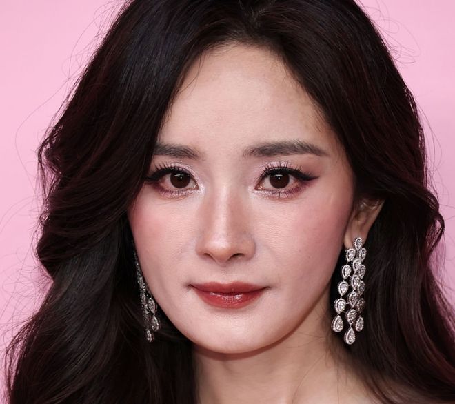 杨幂大秀生图好真实！初老痕迹明显，网友感叹别营销少女感审美了