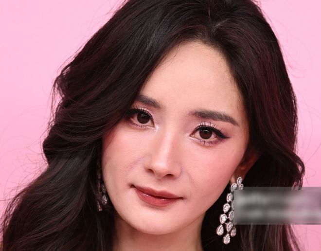 杨幂大秀生图好真实！初老痕迹明显，网友感叹别营销少女感审美了