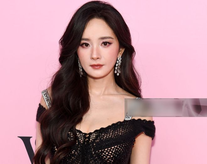 杨幂大秀生图好真实！初老痕迹明显，网友感叹别营销少女感审美了