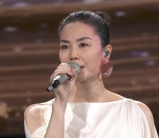 离婚12年，李亚鹏没想到，如今幸福的王菲已成为他高攀不起的存在