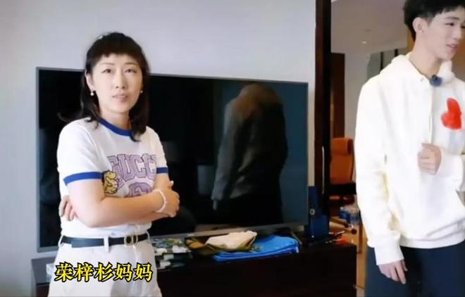 前女友怒锤荣梓杉出轨、打人，男方评论区沦陷，网友：道歉，退圈