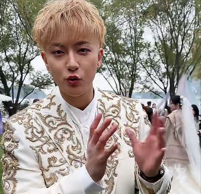 黄子韬徐艺洋婚礼太简陋！现场布置简单随意，直播卖货伴手礼廉价