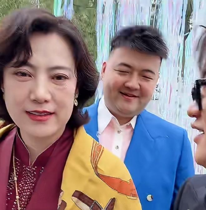 黄子韬徐艺洋婚礼太简陋！现场布置简单随意，直播卖货伴手礼廉价