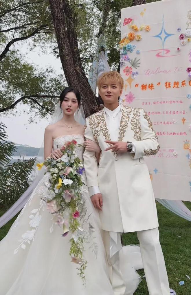 黄子韬徐艺洋婚礼太简陋！现场布置简单随意，直播卖货伴手礼廉价