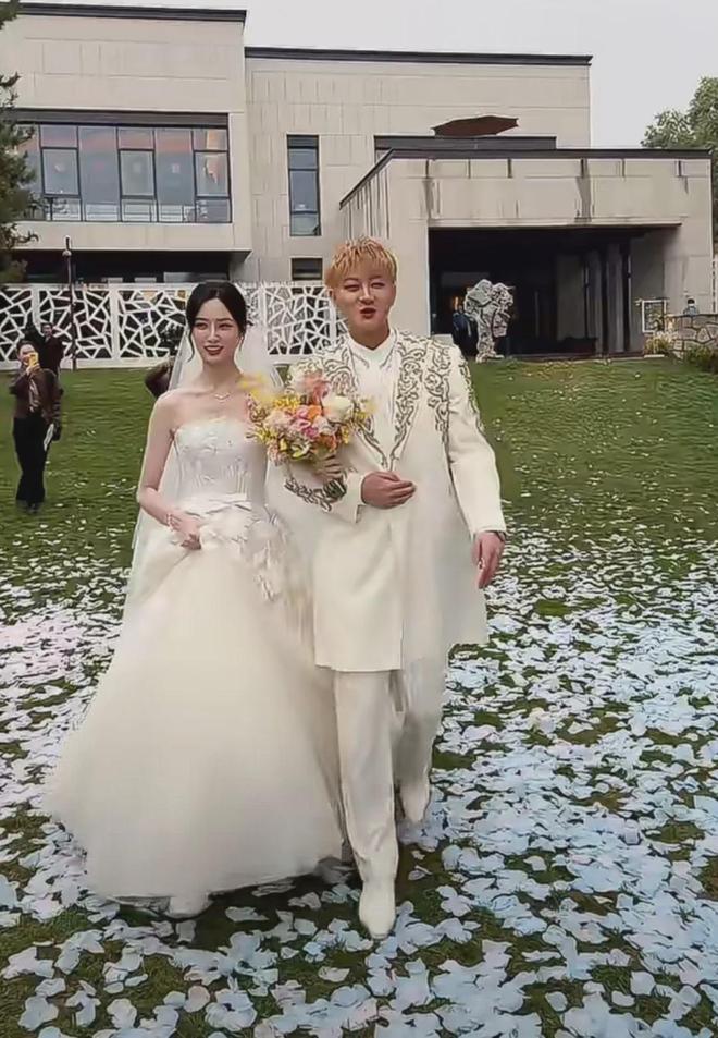 黄子韬徐艺洋婚礼太简陋！现场布置简单随意，直播卖货伴手礼廉价