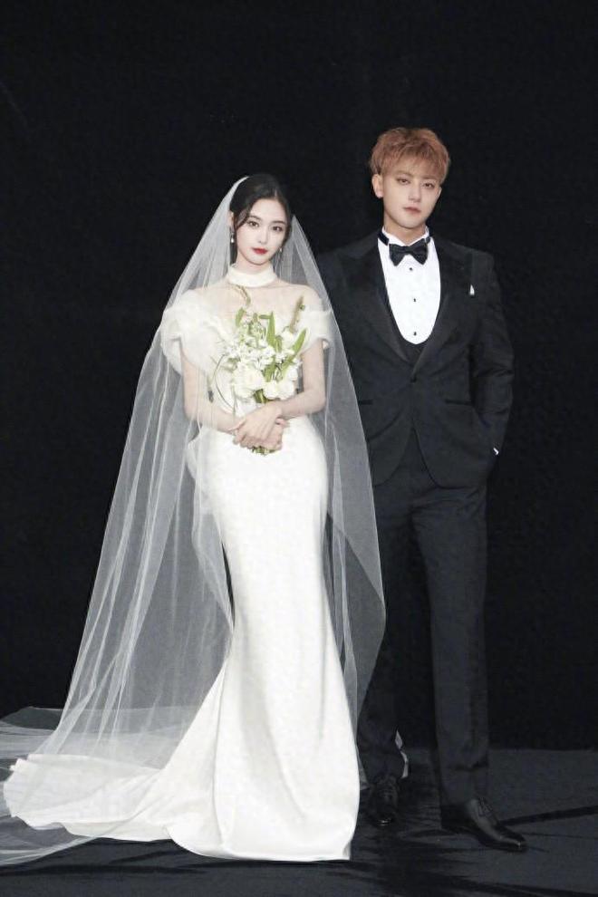 黄子韬大婚！徐艺洋戴500克拉婚戒，男方抛西兰花，喜婆婆太开心