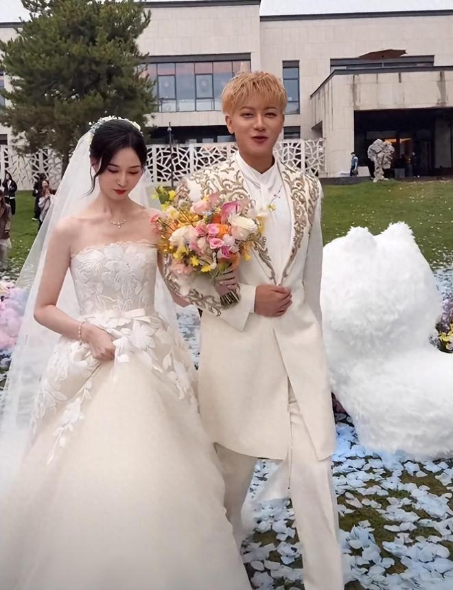 黄子韬大婚！徐艺洋戴500克拉婚戒，男方抛西兰花，喜婆婆太开心
