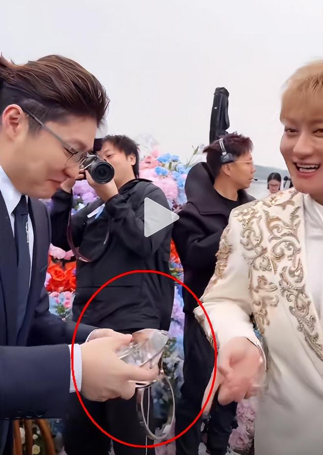 黄子韬大婚！徐艺洋戴500克拉婚戒，男方抛西兰花，喜婆婆太开心