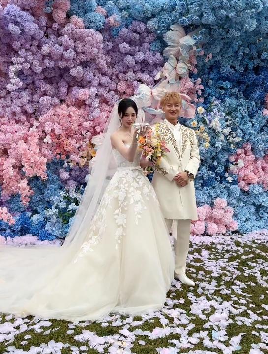 黄子韬大婚！徐艺洋戴500克拉婚戒，男方抛西兰花，喜婆婆太开心