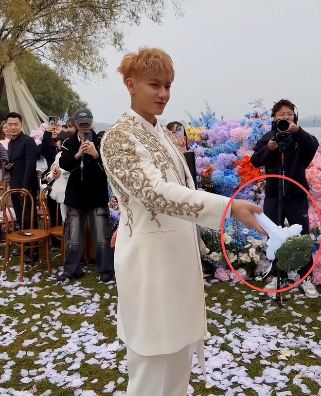 黄子韬大婚！徐艺洋戴500克拉婚戒，男方抛西兰花，喜婆婆太开心