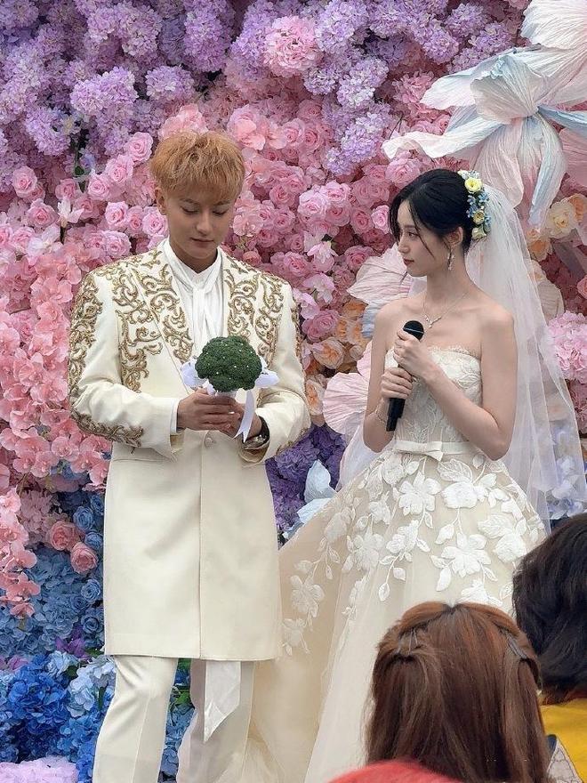黄子韬大婚！徐艺洋戴500克拉婚戒，男方抛西兰花，喜婆婆太开心