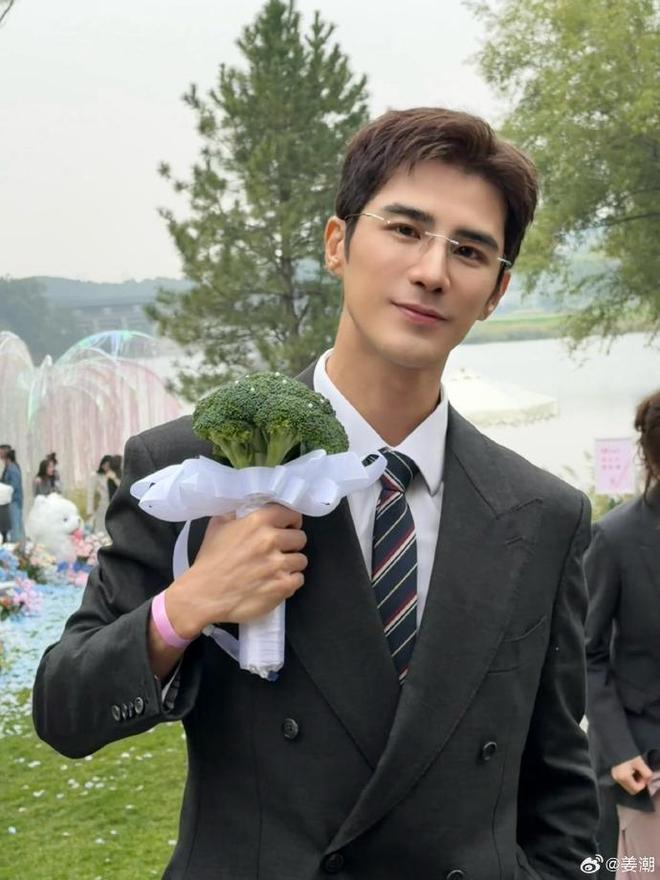 黄子韬大婚！徐艺洋戴500克拉婚戒，男方抛西兰花，喜婆婆太开心