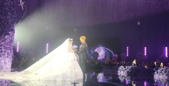 黄子韬大婚！徐艺洋戴500克拉婚戒，男方抛西兰花，喜婆婆太开心
