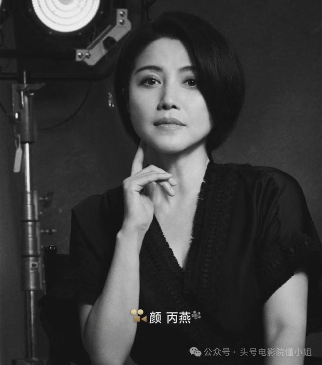 52岁影后颜丙燕首曝小20岁男友！大方谈更年期，没来月经以为怀孕