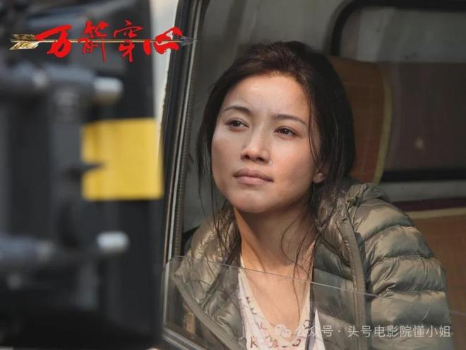 52岁影后颜丙燕首曝小20岁男友！大方谈更年期，没来月经以为怀孕
