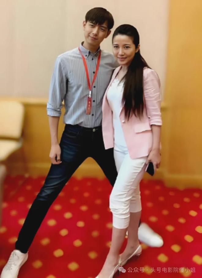 52岁影后颜丙燕首曝小20岁男友！大方谈更年期，没来月经以为怀孕