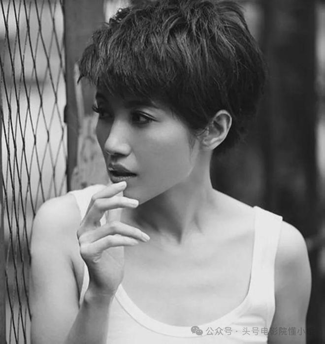 52岁影后颜丙燕首曝小20岁男友！大方谈更年期，没来月经以为怀孕