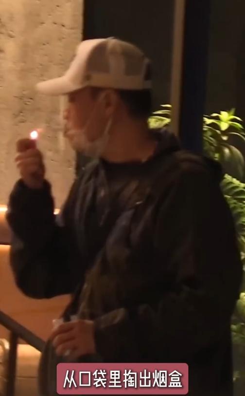 狗仔曝辛柏青与友人聚会开心大笑，乱扔烟头，网友：狗仔用心不良