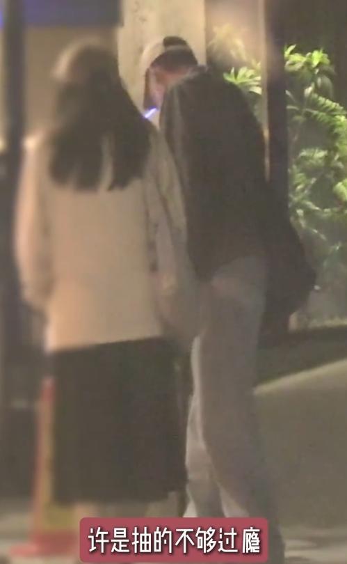 狗仔曝辛柏青与友人聚会开心大笑，乱扔烟头，网友：狗仔用心不良