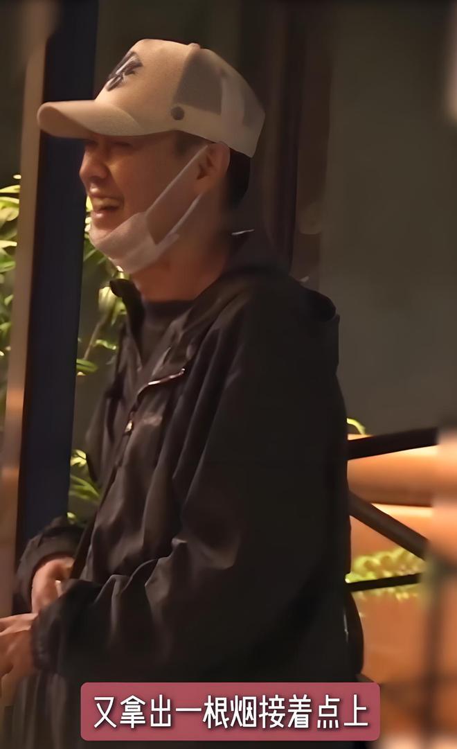 狗仔曝辛柏青与友人聚会开心大笑，乱扔烟头，网友：狗仔用心不良