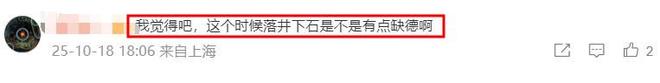 狗仔曝辛柏青与友人聚会开心大笑，乱扔烟头，网友：狗仔用心不良