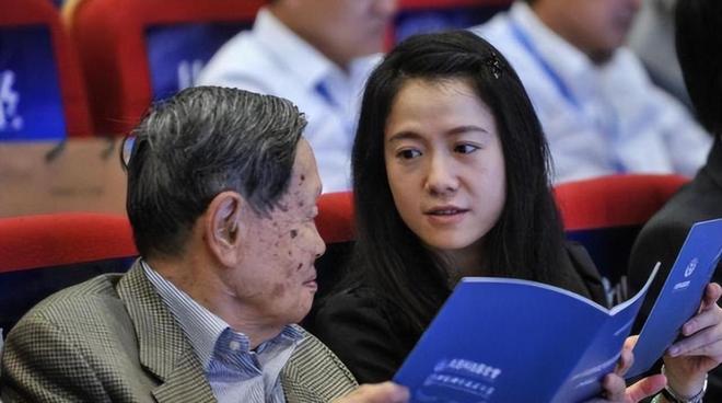 翁帆发文悼念杨振宁，将老公比喻成星空，结婚21年成纯爱CP典范