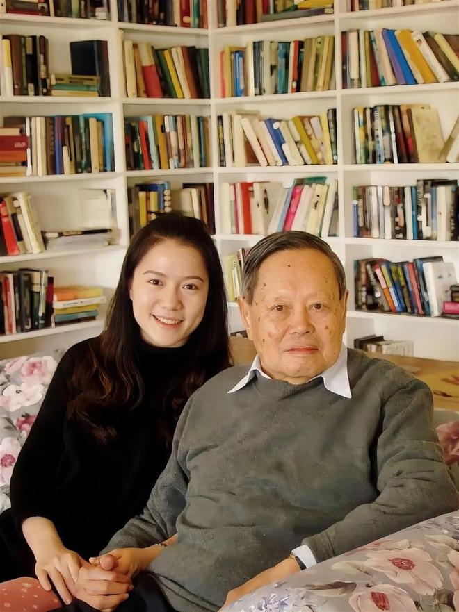 翁帆发文悼念杨振宁，将老公比喻成星空，结婚21年成纯爱CP典范