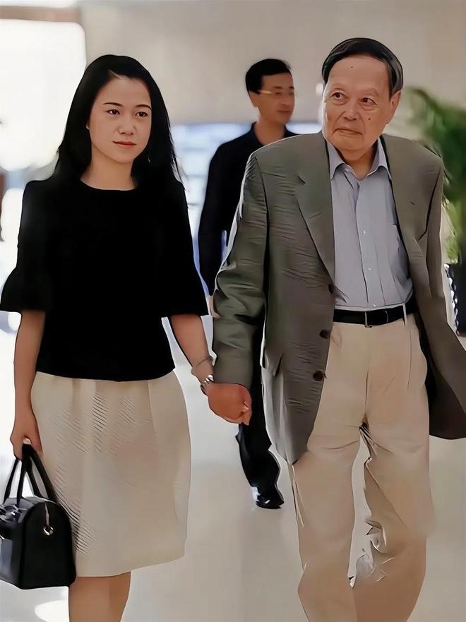 翁帆发文悼念杨振宁，将老公比喻成星空，结婚21年成纯爱CP典范