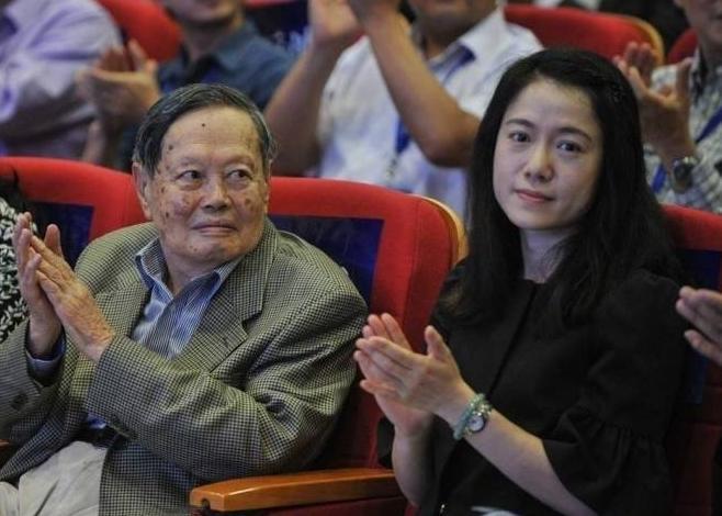 翁帆发文悼念杨振宁，将老公比喻成星空，结婚21年成纯爱CP典范