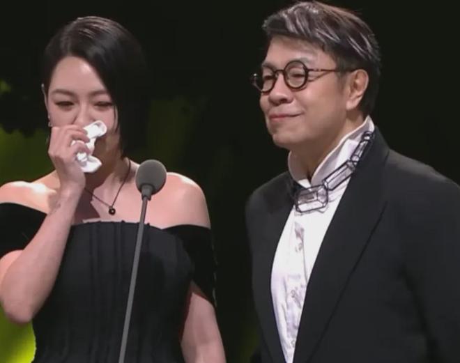 小S复出获奖细节：纹了大S名字还带了骨灰，唯独没感谢吴宗宪女儿