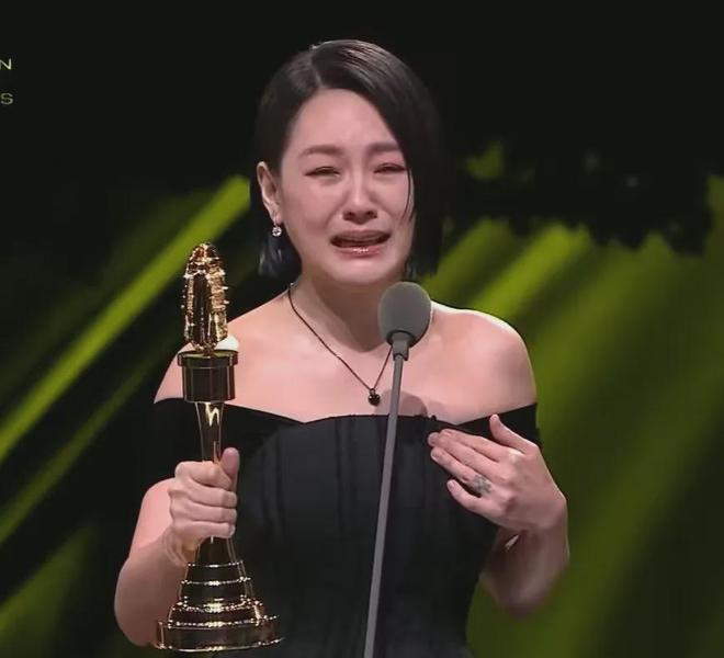 小S复出拿奖瞬间泪崩，多次提及姐姐大S求保佑，却把奖献给S妈
